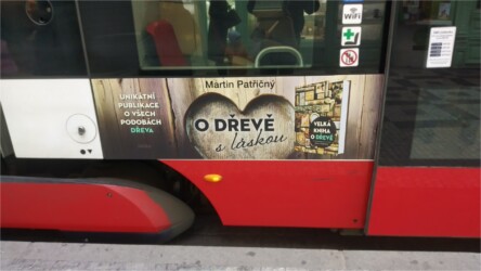 Folie na tramvaji - Kniha o dřevě